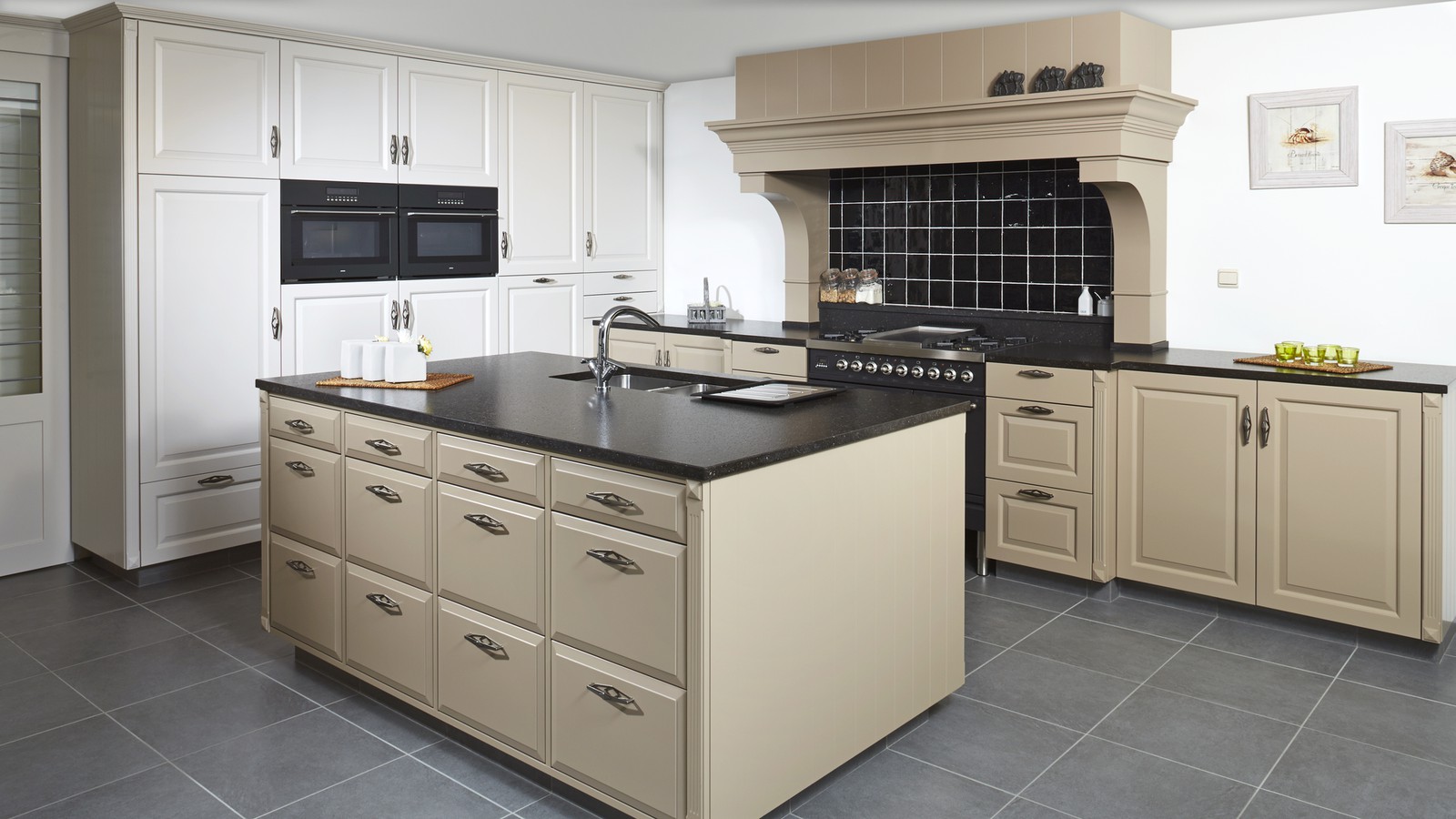 V.o. lux design keukens badkamers maatwerk balen geel keukens
