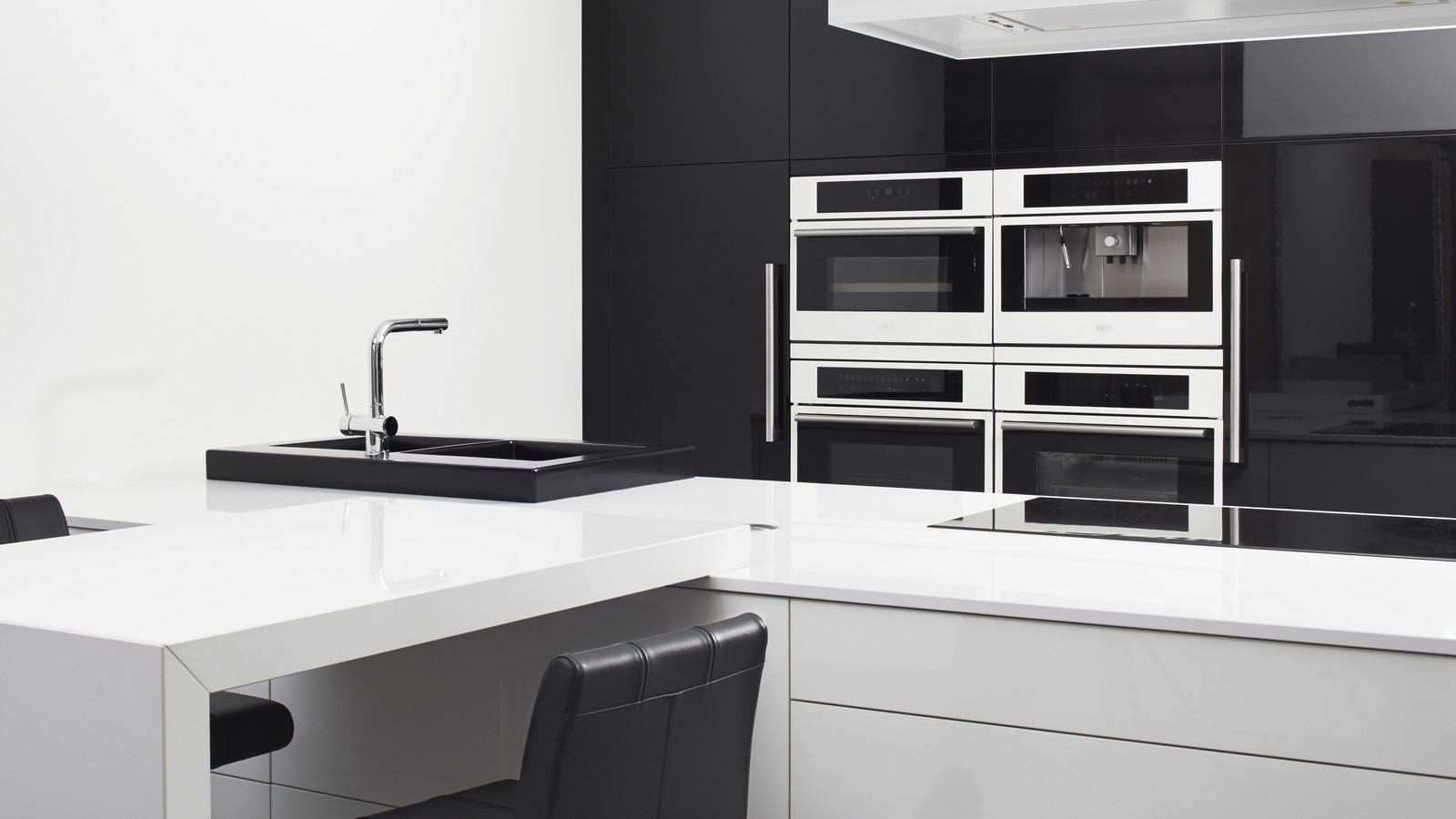 V.o. lux design keukens badkamers maatwerk balen geel keukens