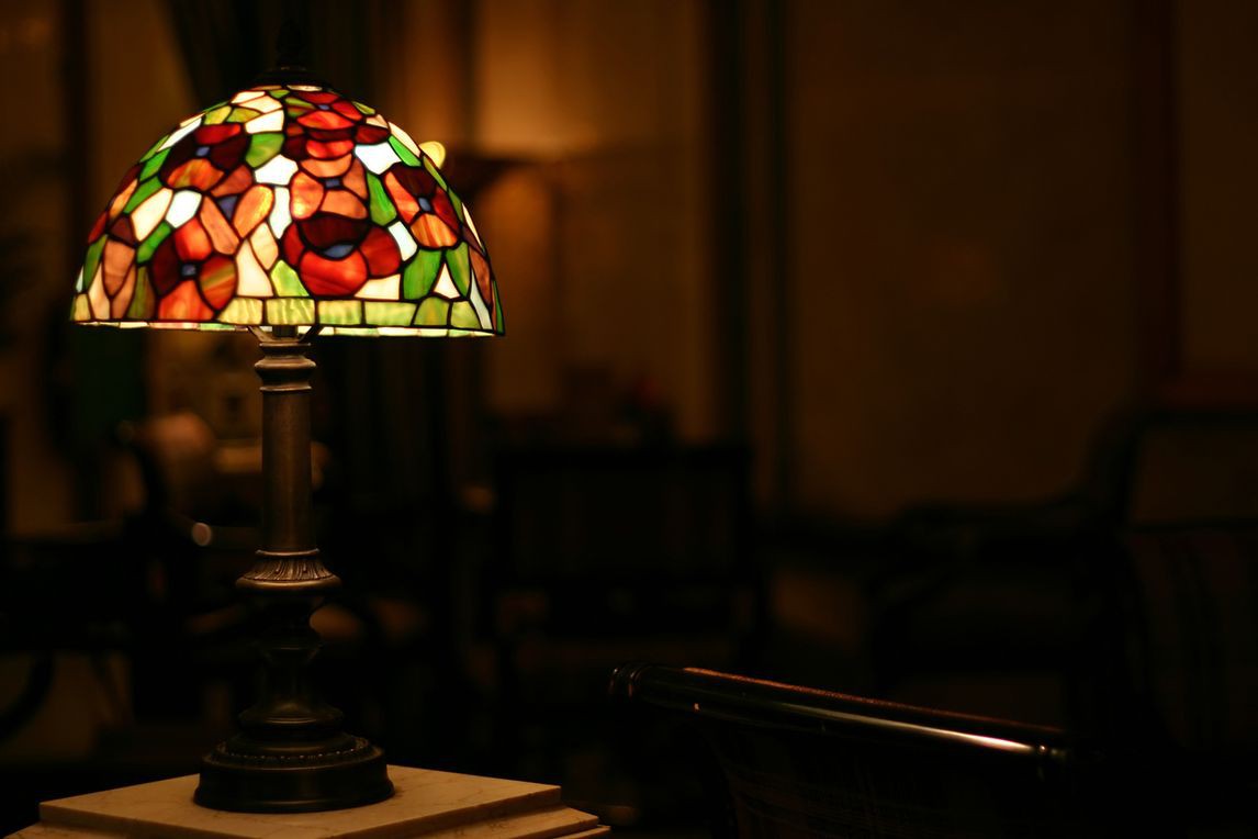 WAAROM EEN ANTIEKE LAMP MET GLAS IN IEDER INTERIEUR PAST