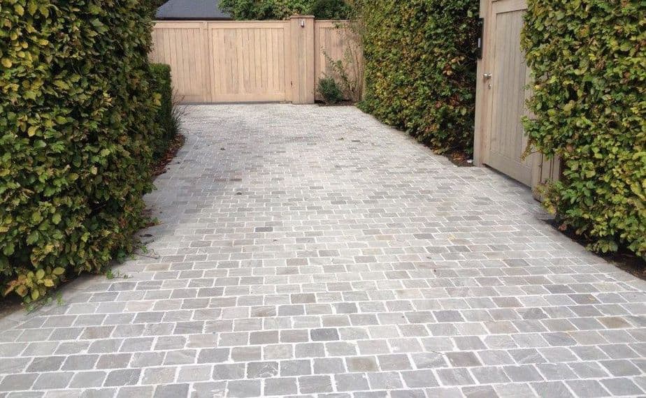 Waarom kiezen voor een oprit in kasseien of natuursteen? Ontdek de voordelen van duurzame bestrating voor opritten, terrassen en tuinpaden