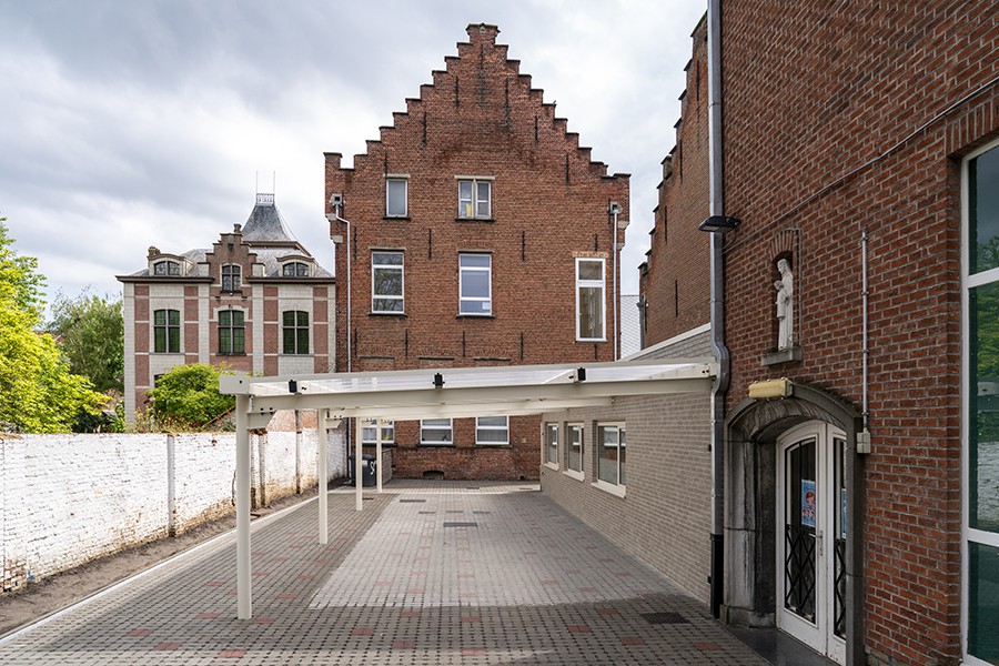 Mechelen Sanitaire ruimte en luifel