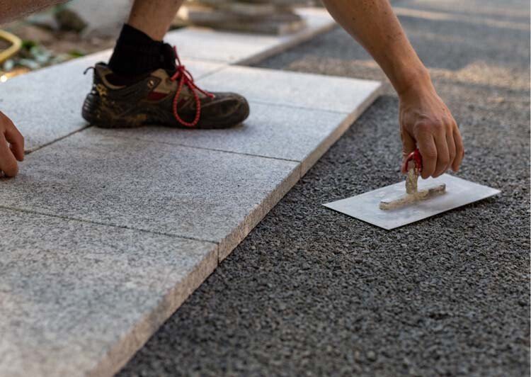 Zelf een terras of oprit aanleggen: kan dat en waar moet u op letten?